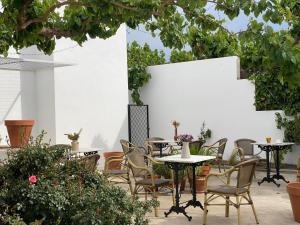 代尔特布雷Les Filles (antiga Fonda de la Parra)的一个带桌椅和植物的庭院