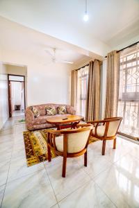 蒙巴萨JAMAKI Hospitality的客厅配有沙发和桌子