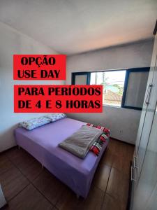 约恩维利Recanto Boa Vista的一间房间,床上标有阅读开放使用的日间手帕