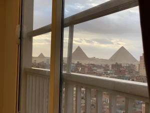 开罗The Horizon Pyramids View的从房间的窗户可欣赏到金字塔的景色