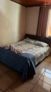 戈尔菲托Casa Mar y Arena的一间卧室配有一张带蓝色毯子的床