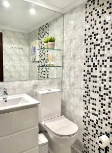 萨拉曼卡Vivienda con Parking incluido - Zona Van Dyck的浴室配有白色卫生间和盥洗盆。