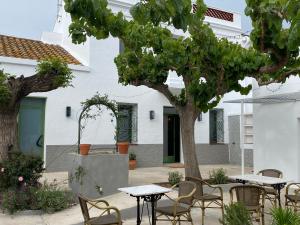 代尔特布雷Les Filles (antiga Fonda de la Parra)的庭院配有桌椅和一棵树
