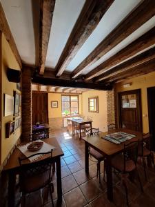 Villalón de CamposCasa Rural El Encuentro的一间用餐室,内设桌椅