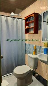 DariénHabitación Nueva en Darien (Lago Calima) / New Room in Darien (Calima Lake)的一间带卫生间和水槽的浴室