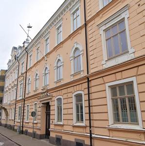奥斯卡港Hotell Slottsgatan的街道上有许多窗户的大建筑