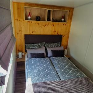 UntergriesbachLandgut Michlshof - Bauernhof, Tinyhouse, Tiere的卧室配有一张床