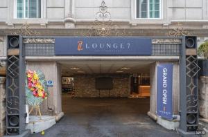 仁川市Hotel Lounge 7的建筑物入口,有商店标志