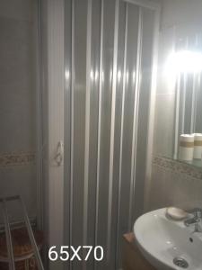 卡里拉UN ESPACIO DONDE CREAR GRANDES RECUERDOS的带淋浴和盥洗盆的浴室