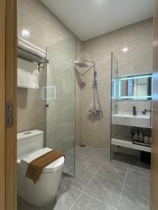 岑山MARIS HOTEL SẦM SƠN的浴室配有卫生间、淋浴和盥洗盆。