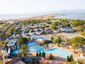鲁西隆地区卡内Entre Mer et Etang !的享有带游泳池的度假村的空中景致