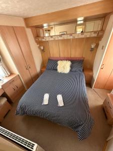 阿丁斯顿Atlas 2 Bedroom Caravan, Glasgow的一张大床,位于一个小房间中间