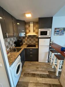 贝纳尔马德纳Benal Beach 907的厨房配有洗衣机、水槽和洗碗机。