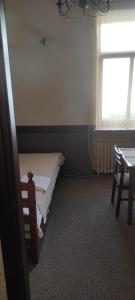 考纳斯勒克司旅馆的一间小卧室,配有床和窗户