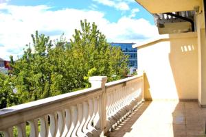 萨拉热窝Sarajevo Sky Suite的阳台拥有白色栏杆和树木