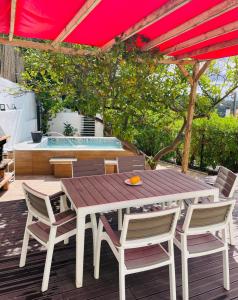 奥埃拉斯Casa do Mar - Golf Jamor的一个带桌椅的庭院和一个游泳池