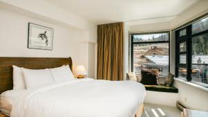 惠斯勒卡尔顿旅馆的一间卧室设有一张大床和一个窗户。
