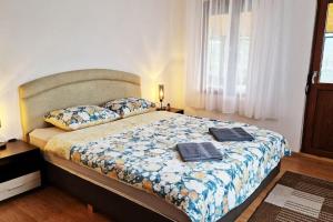 大特尔诺沃ViPo Vista Veliko Tarnovo的一间卧室配有一张床,上面有两条毛巾