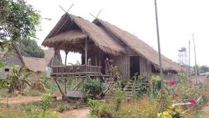 OBT -The Corn Bungalow的茅草屋顶的小小屋