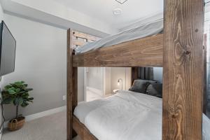 基洛纳Luxury Home with Amazing Lake Okanagan Views的一间卧室配有一张带白色床单的木制双层床