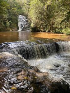 蒙特韦尔迪Chalé Sonho Diniz 2的河中瀑布