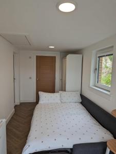 爱丁堡En-suite double room with private entrance的窗户客房内的一张大床