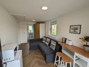 爱丁堡En-suite double room with private entrance的客厅配有沙发和桌子