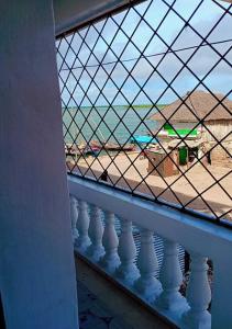 拉穆Olympic Lamu sea front house - 2 bedroom All ensuite的阳台享有海滩美景。