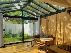 阿维尼翁Le mazet des amants, cabane en bois avec jacuzzi privatif的客厅设有带玻璃屋顶的温室