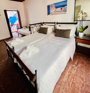 米克诺斯城埃莱尼公寓酒店的一间卧室配有一张带白色床单的大床