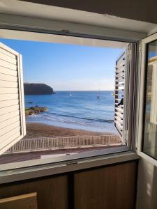 大加那利岛拉斯帕尔马斯Las Velas的享有海滩景致的窗户。