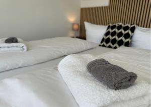 科布伦茨Buddha Apartment的一张带两个白色毛巾的床