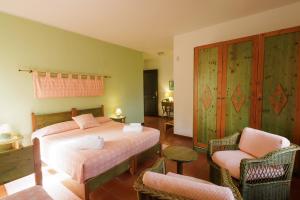 卡布拉斯Hotel Ristorante Sa Pedrera的一间卧室配有一张床和两把椅子