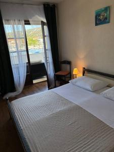 特罗吉尔维拉萨马茨公寓的卧室设有一张白色大床和一扇窗户。