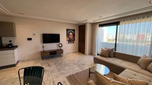 卡萨布兰卡Les Joyeux Luxury Suites & Appart的带沙发和平面电视的客厅