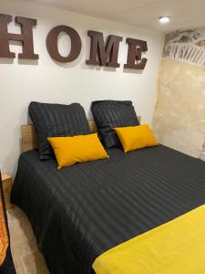 拉西约塔LOFT AUTHENTIQUE 3 STARS Terrasse VIEUX PORT的一间卧室配有一张带两个黄色枕头的床