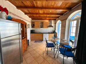 拉戈阿Oasis Camp Portugal的厨房配有桌椅和冰箱。