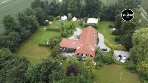 RuttenB&B in woonboerderij vlakbij Lemmer的享有红色屋顶的大房子的空中景色