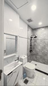 吉达سيلينا هاوس的浴室配有卫生间、盥洗盆和淋浴。
