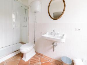 特雷梅佐Casa Aquadulza的一间带卫生间、水槽和镜子的浴室