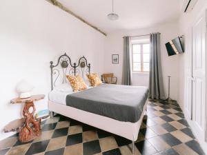 特雷梅佐Casa Aquadulza的一间卧室配有一张床,铺有一个 ⁇ 板地板