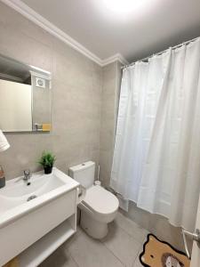 洛斯安赫莱斯Moderno y acogedor dpto 2D的白色的浴室设有卫生间和水槽。
