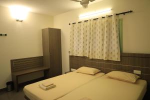 Transit Nest - Homely stay Near Madurai Airport客房内的一张或多张床位