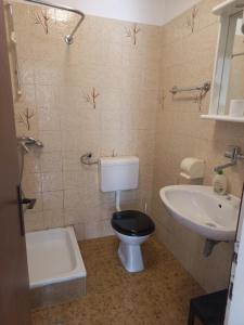 波尔托罗Sobe Vrabec的一间带卫生间和水槽的浴室