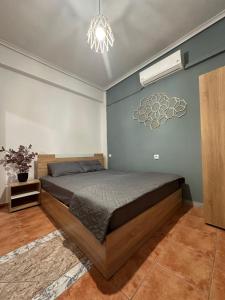 帕拉利亚卡泰里尼斯Olympus Apartments的一间卧室配有一张床和一个吊灯