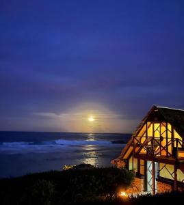 阿瓦托鲁Vahaui Paradis的夜晚从房子里欣赏到海景