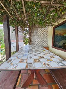 阿尔科韦迪Pousada dos Filhos的一间铺有瓷砖地板的桌子客房