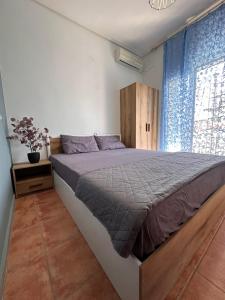 帕拉利亚卡泰里尼斯Olympus Apartments的一间卧室设有一张大床和一个窗户。