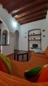 锡尼亚Home Signa Via Roma 26的客厅配有两张床和一张桌子