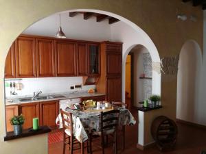 锡尼亚Home Signa Via Roma 26的厨房配有桌椅和拱门